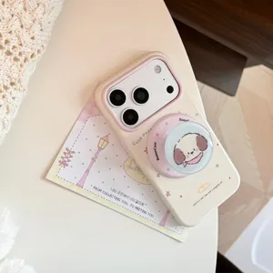 Détail d'une coque iPhone crème avec un support pop socket chiot mignon et bordure rose.