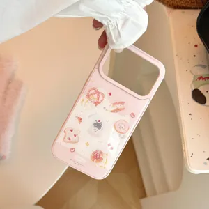 Détail de la coque rose pour téléphone avec chat mignon et motifs de pain fraise