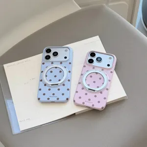 Détail de coques iPhone à pois rétro en bleu et rose avec support de bague magnétique