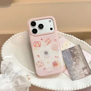 Gros plan d'une coque de téléphone rose avec des illustrations de chats et de pain