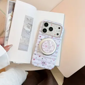 Primer plano de funda de móvil con estrellas pastel y soporte magnético redondo