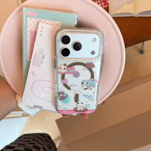 Dettaglio ravvicinato di simpatici adesivi con gatti e cani su una custodia trasparente per iPhone