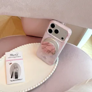 Λεπτομέρεια της ροζ μαρμάρινης θήκης iPhone με αντίστοιχη μαγνητική λαβή.