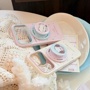 Vue détaillée de deux coques iPhone mignonnes avec chaton et chiot et support intégré