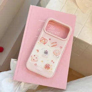 Détail d'une coque rose pour iPhone avec chat mignon et motifs de pain fraise.