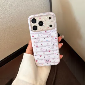 Vista detallada de la funda para iPhone con patrón de estrellas y soporte MagSafe