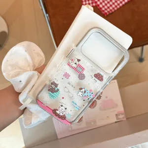 Dettaglio della custodia trasparente per iPhone con scarabocchi di gatti e cani.