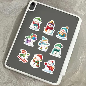 Selectie van schattige cartoon sneeuwpop kerststickers op een grijze tablet hoes