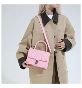 Bolso bandolera pequeño rosa bordado para mujer llevado por una modelo en vista detalle