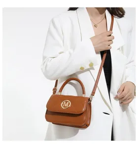 Braune gesteppte Mini-Tasche mit M-Logo im koreanischen Stil, getragen mit Blazer