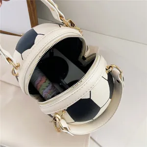 Bolso bandolera de cadena con forma de balón de fútbol que muestra el espacio interior