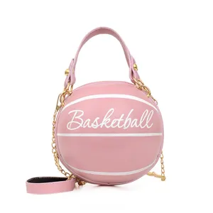 Bolso bandolera creativo con forma de baloncesto rosa y una elegante cadena dorada