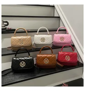 Stilvolle Kollektion bunter gesteppter Mini-Handtaschen mit goldenem M-Logo auf einer Treppe