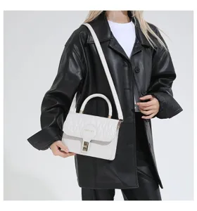 Bolso bandolera pequeño blanco acolchado con bordados y cierre metálico elegante