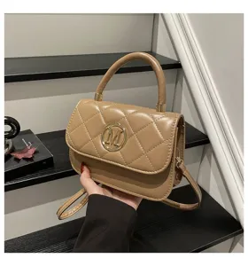 Detailansicht der khakifarbenen gesteppten Handtasche mit goldenem M-Logo und Griff