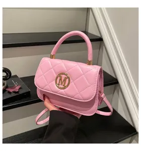 Detailaufnahme einer rosa gesteppten Lederhandtasche mit goldenem M-Logo und Griff