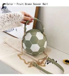Sac à main original en forme de ballon de foot vert et blanc avec chaîne.