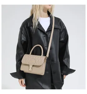 Elegante bolso bandolera cuadrado bordado beige con chaqueta de cuero negra chic
