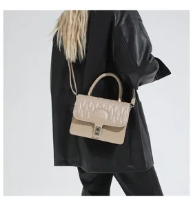 Vista trasera de un elegante bolso acolchado beige con chaqueta de cuero negro chic.