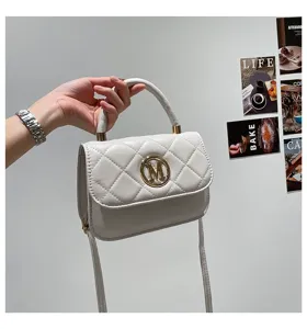 Detail der weißen gesteppten Textur und des goldenen M-Logos auf der kleinen Tasche