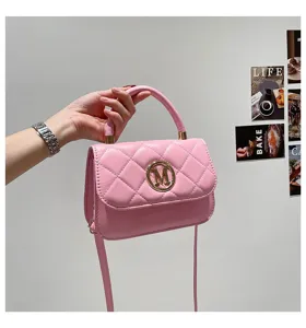 Detailansicht einer stilvollen rosa gesteppten Lederhandtasche mit goldener M-Logo-Metallschnalle