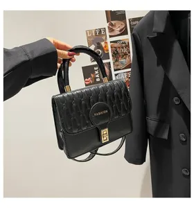 Primer plano detallado de un bolso bandolera negro acolchado con cierre dorado y asa superior