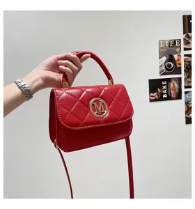 Elegante rote gesteppte kleine quadratische Handtasche mit goldenem M-Logo und Riemen.