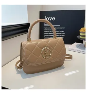 Nahaufnahme einer khakifarbenen gesteppten Handtasche mit goldenem M-Logo