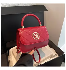 Rote gesteppte kleine quadratische Handtasche mit goldfarbenem metallischem M-Logo.
