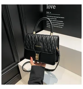 Primer plano de un bolso negro bordado con elegantes detalles metálicos dorados