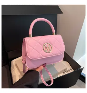 Detaillierte Nahaufnahme einer rosa gesteppten Handtasche mit goldenem M-Logo-Detail