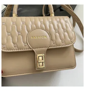 Primer plano de bolso beige acolchado con bordado y hebilla metálica de color oro