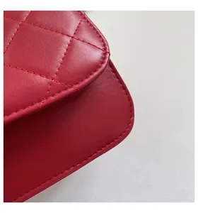 Nahaufnahme der feinen Nähte und des Steppmusters der roten Lederhandtasche für Damen