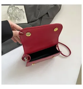Detailansicht der Innenseite einer offenen roten minimalistischen Umhängetasche
