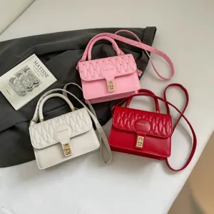 Pequeños bolsos bandolera cuadrados bordados para mujer en rosa, blanco y rojo (82 chars)