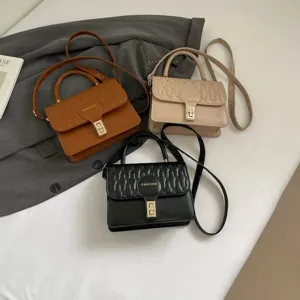 Juego de bolsos bandolera cuadrados pequeños con textura bordada y detalles dorados.