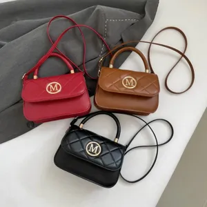 Minimalistische gesteppte Umhängetasche für Damen in Rot, Braun und Schwarz, stilvoll