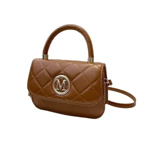 Elegante braune gesteppte Umhängetasche mit goldenem M-Logo und Griff für Damen