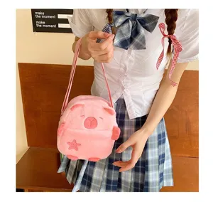 Sac à bandoulière capybara en peluche rose avec uniforme scolaire pour un look mignon