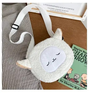 Détail du sac bandoulière en laine d'agneau blanche avec un joli visage de cartoon.