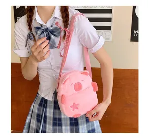 Sac à bandoulière mignon en peluche capybara rose porté par un mannequin pour un style doux.