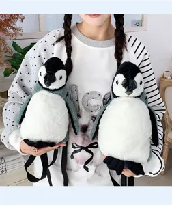 Nahaufnahme von zwei niedlichen Pinguin-Plüschrucksäcken aus weichem Kunstfell