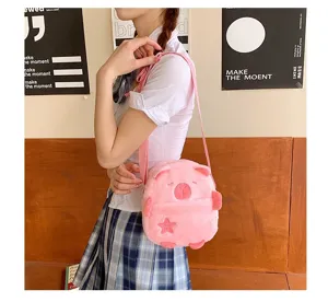 Sac à bandoulière capybara en peluche rose sur un mannequin au style uniforme scolaire