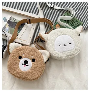Gros plan sur deux jolis sacs à bandoulière en peluche en forme de shiba et d'agneau