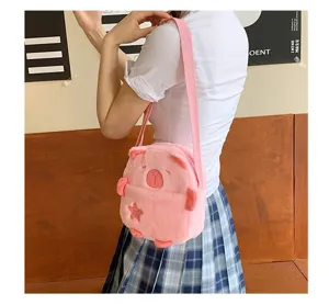 Détail du joli sac bandoulière rose en peluche capybara montrant la texture