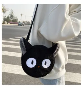 Vue détaillée d'un sac à bandoulière mignon en peluche chat noir avec de grands yeux