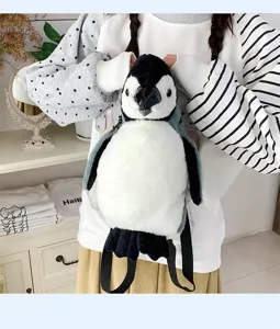 Süßer Pinguin-Plüschrucksack für Mädchen, getragen in einer gemütlichen Umgebung
