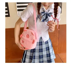 Détail d'un sac bandoulière en peluche rose capybara porté par une fille en uniforme.