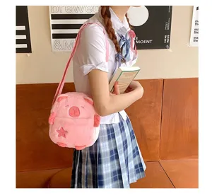 Détail d'un sac à bandoulière en peluche capybara rose porté par une jeune étudiante