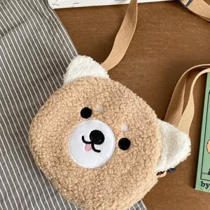 Détail d'un joli sac à bandoulière en peluche de dessin animé en polaire Sherpa.